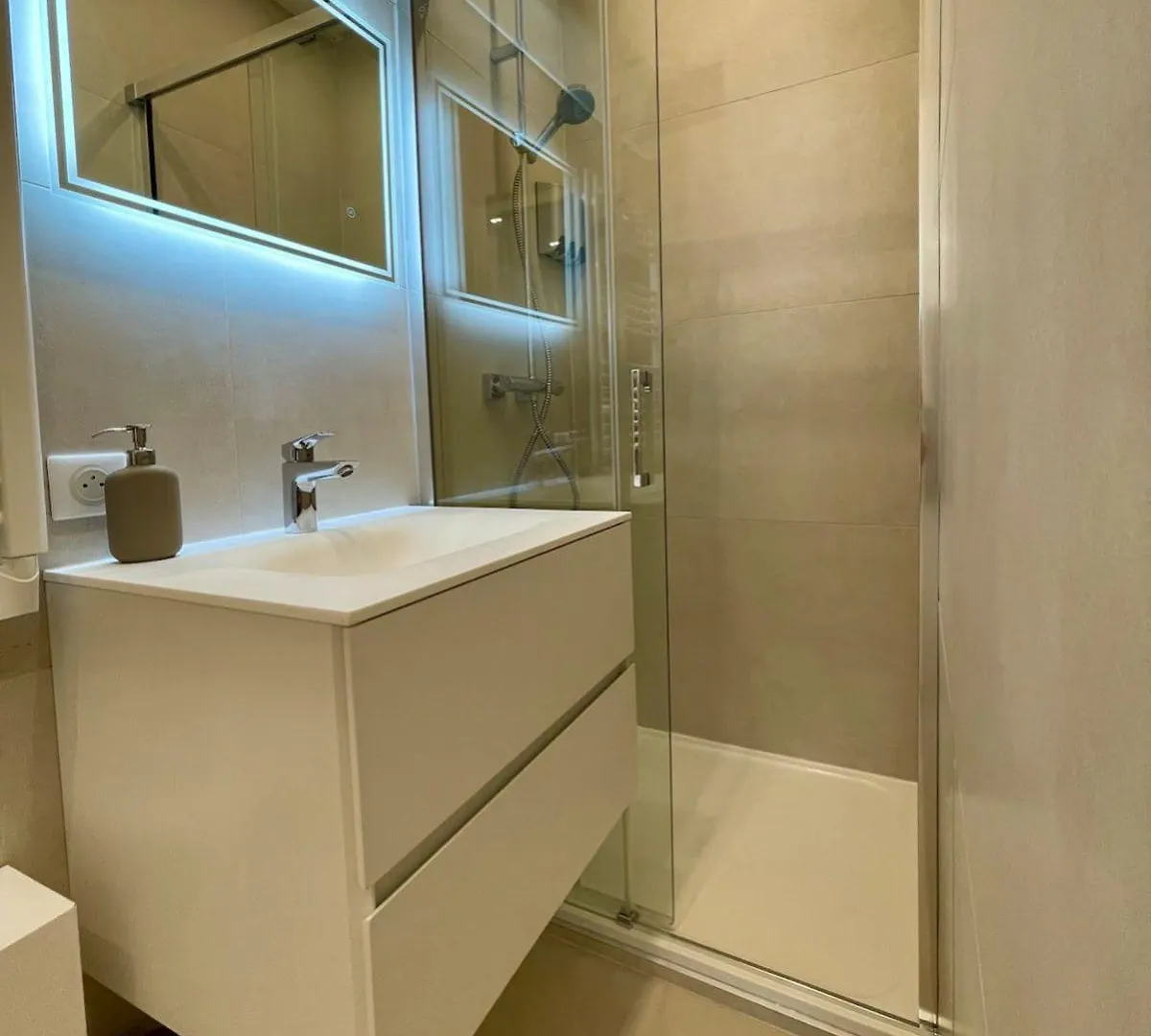 Luxury Montaigne Apartment Paris