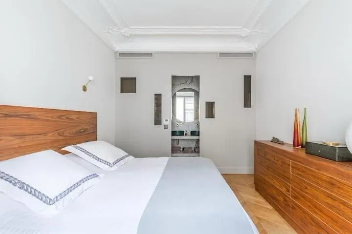Luxury Montaigne Apartment Paris France